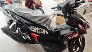 Tin xe hot 15/4: Giá xăng dầu hôm nay vừa giảm, Honda Air Blade phiên bản mới đã cập bến đại lý Việt