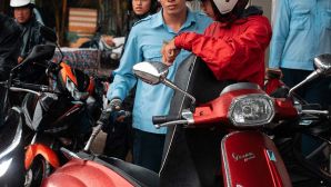 Giá xăng dầu hôm nay 16/4: RON 95 đảo chiều tăng, xe máy Piaggio và Vespa đổ đầy bình hết bao nhiêu?