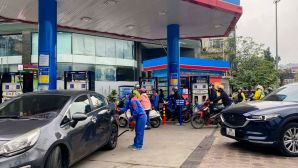 Tin giá xăng dầu trưa 16/4: Thay đổi lớn, có loại giảm hơn 2.000 đồng, Toyota Vios hạ giá lăn bánh