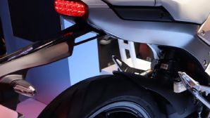 Giá xăng dầu sáng 20/4: RON 92 rẻ bèo, Honda công bố xe máy mới 'không cần xăng' được yêu thích nhất