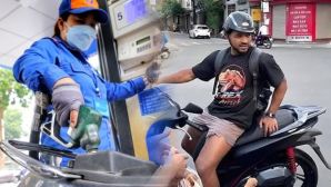 Giá xăng dầu mới nhất tối 20/4: RON 95 ‘rẻ bèo’, ‘siêu xe’ Xuân Son dùng mua bánh chuối đổ đầy bình hết bao nhiêu?