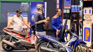 Giá xăng dầu mới nhất trưa 20/4: RON 92 và RON 95 ‘rẻ như bùn’, giá lăn bánh VinFast VF 5 thế nào?