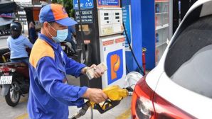 Giá xăng dầu sáng nay 21/4: RON 92 và RON 95 ‘rẻ như biếu’, giá lăn bánh Hyundai Grand i10 ra sao?