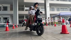 Học sinh Hà Nội thích thú lái thử xe máy điện VinFast, góp phần lan tỏa lối sống xanh