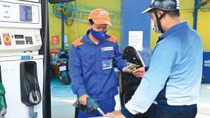 Giá xăng dầu sáng nay 24/4: RON92, RON95 'rơi thẳng đứng', bảng giá đầy bình xe máy Piaggio và Vespa