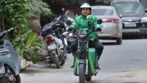 Giá xăng dầu hôm nay 23/4 lên xuống liên tục, Grab thông báo tăng phụ phí từ 28/4 vì hết 'gồng' nổi, mức tăng bao nhiêu?