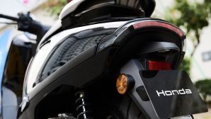 Giá xăng dầu chiều nay 24/4: RON95 giảm không phanh, Honda liền công bố xe máy mới không cần đổ xăng