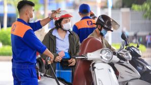 Giá xăng dầu sáng nay 24/4: RON92 và RON95 'rẻ chấn động', bảng giá đầy bình xe máy Piaggio và Vespa