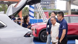 Người dân Hà Tĩnh ấn tượng với khả năng vận hành của xe điện sau trải nghiệm với VinFast VF 6