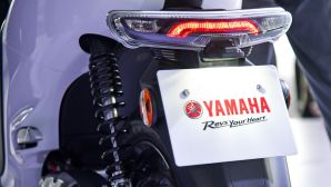 Giá xăng dầu tối nay 25/4: RON 95 lao dốc mạnh, Yamaha bán mẫu xe máy không cần đổ xăng tại Việt Nam