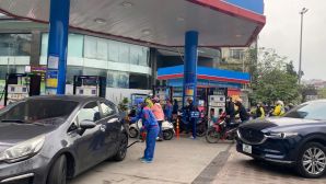 Giá xăng dầu cập nhật tối nay 25/4: RON 92 và RON 95 ‘rẻ cắt gốc’, giá lăn bánh VinFast VF 6 cuối tháng 4/2026 'về đáy'