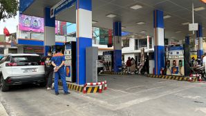 Giá xăng dầu Petrolimex trưa nay 16/4: RON 95 ‘vừa bán vừa cho’, giá lăn bánh Toyota Vios giảm mạnh