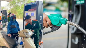 Giá xăng dầu hôm nay 27/4: Bảng giá Petrolimex, PVOIL, Mipec… Giá ở Việt Nam rẻ, thấp nhất nhiều tháng qua