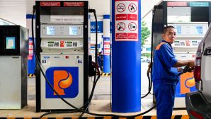 Giá xăng dầu hôm nay 29/4: Dầu diesel giảm ‘sập sàn’, xăng RON 92 và RON 95 ‘rẻ hết nấc’, giá lăn bánh VinFast VF 5 mềm