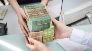 Làn sóng giảm lãi suất lan rộng: Ngân hàng thứ 33 nhập cuộc, gửi tiền ở đâu còn lời cao?