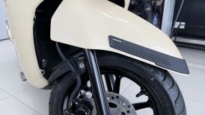 Giá xăng dầu trưa nay 29/4: RON 95 'rẻ sập sàn', Yamaha liền tung xe ga mới đổ được cả xăng E10 và E20