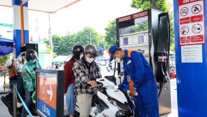 Bảng giá xăng dầu chiều nay 29/4: RON92 và RON95 'lại xa bờ', giá đầy bình xe máy Honda tại Việt Nam