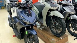 Giá xăng dầu hôm nay 30/4: Biến động dữ dội, RON95 dưới 24.000 đồng, giá xe máy Honda tăng hay giảm?