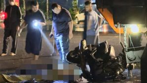 Hiện trường vụ xe ben chở đất và xe máy đâm nhau tại Hà Nội khiến 1 đôi nam nữ tử vong tại chỗ