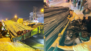 Tây Ninh: Thót tim cảnh nhiều bó thép nặng hàng chục tấn rơi khỏi xe đầu kéo, đè trúng xe máy