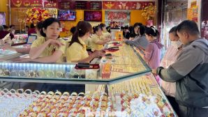 Giá vàng hôm nay 29/4: Vàng SJC, nhẫn 9999 giảm mạnh trước lễ 30/4, cảnh mua - bán xuất hiện tình trạng lạ 