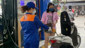 Giá xăng dầu chiều 30/4: Xăng RON 95 biến động cực lớn, xe máy ‘quốc dân’ mới không cần đổ xăng ra mắt giá 24 triệu đồng