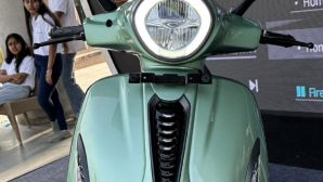 Giá xăng dầu tối nay 30/4: RON 95 siêu rẻ, ra mắt xe máy mới không cần đổ xăng đẹp như Honda SH Mode