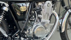 Tin xe máy 1/5: ‘Huyền thoại côn tay’ kinh điển của Yamaha đã về đại lý: Dấu ấn vàng son, giá dễ mua