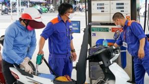 Giá xăng dầu hôm nay (chiều 3/5): Dầu thế giới giảm tiếp, xăng RON95, dầu diesel giữ mặt bằng sau đợt tăng