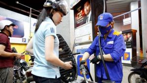 Giá xăng dầu hôm nay 4/5: Dầu diesel, xăng RON 92 và RON 95 đồng loạt ‘rẻ cắt gốc’, giá lăn bánh Hyundai Grand i10 'mềm'