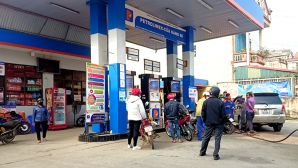 Giá xăng dầu chiều nay 4/5: Dầu diesel, xăng RON 92 và RON 95 đồng loạt ở mức rất rẻ, giá lăn bánh Honda CR-V giảm mạnh