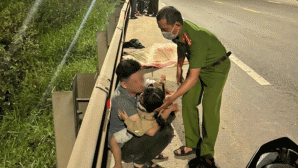 Cảnh người chồng ‘bàng hoàng’, đau đớn ôm vợ bầu sắp sinh tử vong sau khi bất ngờ tự ngã xe