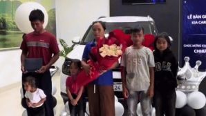 Gia đình ăn mặc giản dị đi nhận ô tô 700 triệu đồng làm nghề gì? Câu chuyện phía sau được ngưỡng mộ