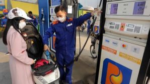 Giá xăng dầu trưa nay ngày 14/5: Xăng RON 95 ‘tụt’ 6.340 đồng/lít so với đỉnh, giá lăn bánh VinFast VF 6 cực 'hời'