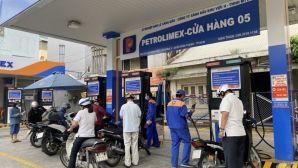 Giá xăng dầu hôm nay 17/5: Dầu diesel về ‘đáy’ mới, xăng RON 95 ‘rụng’ hơn 9.700 đồng từ đỉnh, giá lăn bánh VinFast VF 8