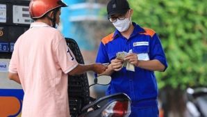Giá xăng dầu chiều nay 18/5: Xăng RON 95 ‘tụt dốc’ về gần 24.000 đồng/lít, giá lăn bánh Mitsubishi Xforce giảm mạnh