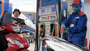 Giá xăng dầu trưa nay ngày 18/5: Dầu Diesel lại giảm sâu, xăng RON 95 ‘rớt’ gần 9.800 đồng/lít, giá lăn bánh Toyota Vios