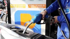 Giá xăng dầu hôm nay 19/5: Xăng RON 95 giảm ‘đứt phanh’ về gần mốc 20.000 đồng/lít, giá lăn bánh Mazda CX-5 cũng cực rẻ