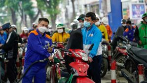Cập nhật giá xăng dầu sáng nay 20/5: RON95 'rẻ như cho' chờ ngày khai tử, giá đầy bình xe máy Honda