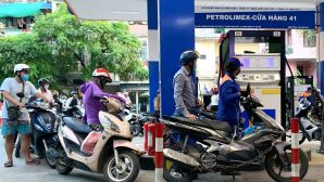 Giá xăng khoáng RON 95 trưa nay 21/5 giảm hơn 9.500 đồng/lít trước ngày khai tử, có cần xả sạch bình trước khi đổ E10?