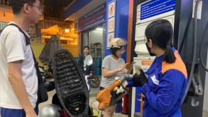 Giá xăng dầu hôm nay 22/5: RON95, dầu diesel chịu áp lực, dầu Brent mất mốc quan trọng