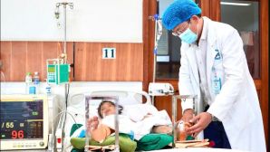 Xót xa vụ bé gái 7 tuổi bị xe tải cán qua dập nát hai chân nguy kịch: Bác sĩ thông tin tình hình cháu bé?