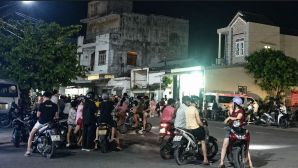 Hàng xóm sợ hãi kể lại cảnh đôi nam nữ xô xát trước khi xảy ra thảm án, hàng trăm người đến hiện trường