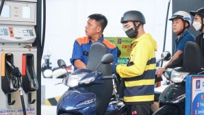 Giá xăng dầu hôm nay 24/5: Xăng RON 92 và RON 95 ‘tụt dốc’ hơn 5.000 – 8.000 đồng/lít, giá đầy bình các mẫu xe ga 125cc