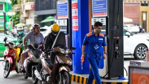 Giá xăng dầu hôm nay 25/5: Dầu diesel mất hơn 16.000 đồng, xăng RON 95 ‘rơi’ 8.300 đồng/lít, giá lăn bánh VinFast VF 6