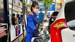 Người dân ùn ùn đổ đầy bình xăng khoáng RON95 trước khi ngừng bán, nhiều cửa hàng chỉ còn bán E10