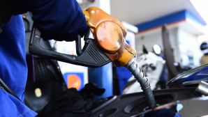 Bảng giá xăng dầu sáng nay 26/5: Xăng RON95 'lao dốc' 8.000 đồng từ đỉnh, giá đầy bình xe máy Suzuki