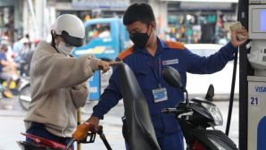Giá xăng dầu trưa nay 28/5: Dầu diesel, xăng RON 92 và RON 95 đều cách ‘đáy’ rất gần, giá lăn bánh Toyota Vios đang rẻ