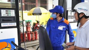Giá xăng dầu trưa nay 27/5: Xăng RON 95 sụt 8.300 đồng, dầu diesel ‘gãy’ mất 16.020 đồng/lít, giá lăn bánh VinFast VF 8