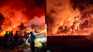 Hiện trường vụ cháy công ty nhựa ở Phú Thọ: Lửa bốc cao hàng chục mét, khói đen vẫn âm ỉ bốc lên